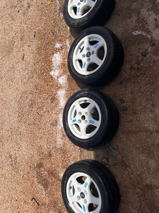 Llantas de aluminio y neumáticos nuevos