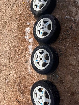 Llantas de aluminio y neumáticos nuevos
