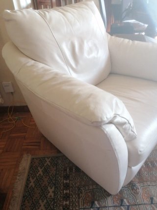 Butaca Ikea de piel en blanco roto CON DAÑOS