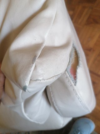 Butaca Ikea de piel en blanco roto CON DAÑOS
