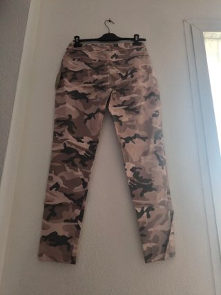 Pantalón camuflaje beige y rosa