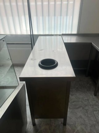 Mesa de acero inoxidable con 2 estantes