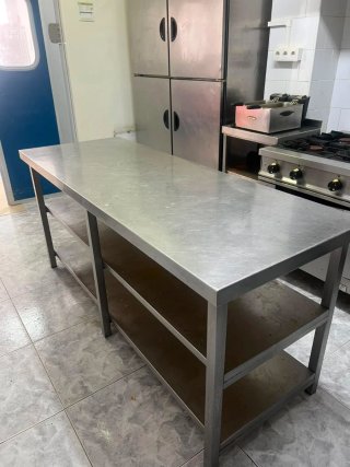 Mesa de acero inoxidable con 2 estantes