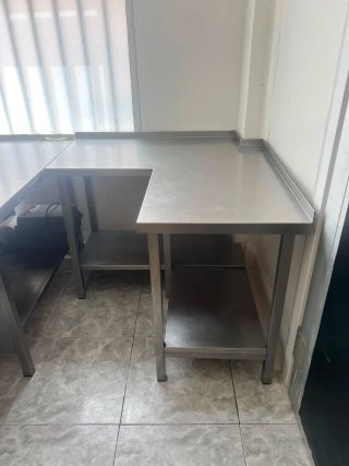 Mesa de acero inoxidable con 2 estantes