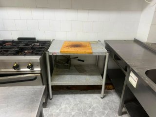 Mesa de acero inoxidable con 2 estantes