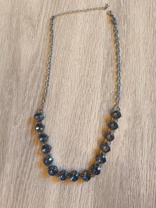 Collana con strass grigio e argento
