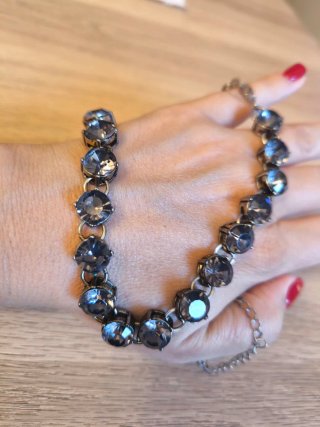 Collana con strass grigio e argento