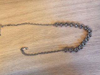 Collana con strass grigio e argento
