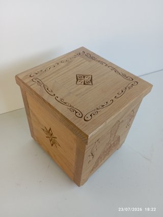 Caja Roble tallada con la imagen de San Fermín