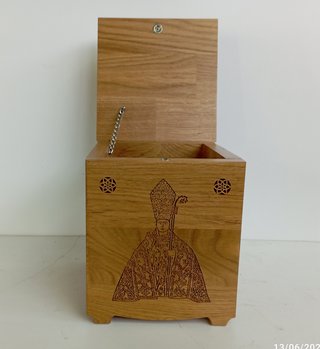 Caja Roble tallada con la imagen de San Fermín