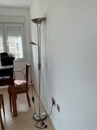 Lámpara de pie moderna plateada