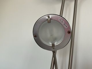 Lámpara de pie moderna plateada