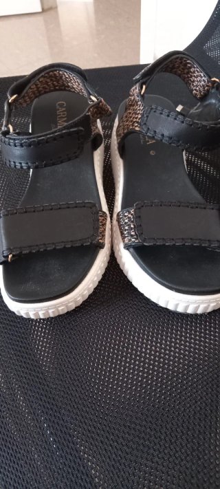 Sandalias Carmela negras y doradas