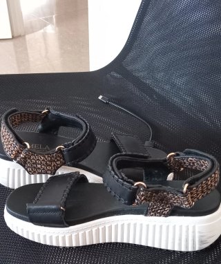 Sandalias Carmela negras y doradas