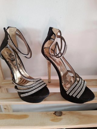 Zapatos tacón fiesta negros y dorados