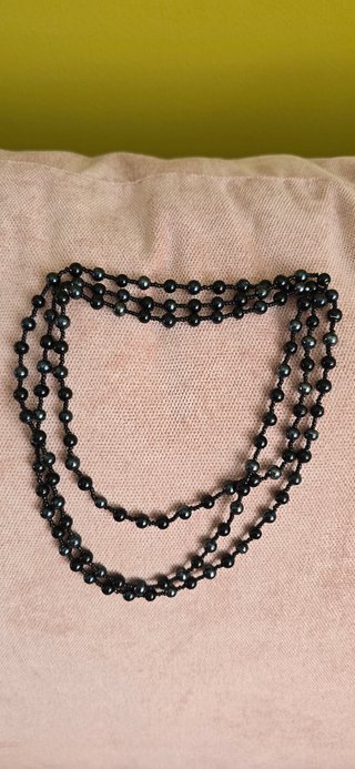 COLLAR DE CUENTAS NEGRAS