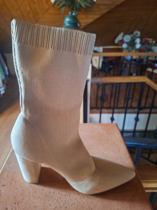 Botín elástico beige tacón fino