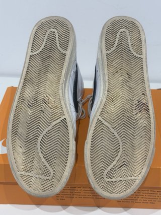 Botas Nike grises y blancas