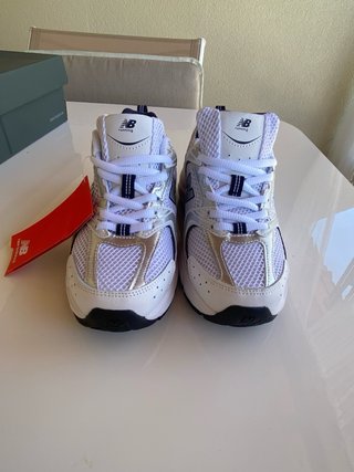Zapatillas New Balance Plata y Blanco