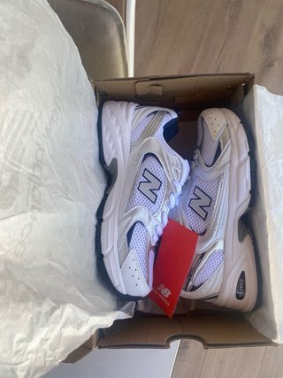 Zapatillas New Balance Plata y Blanco