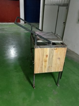 Barbacoa giratoria de metal y madera