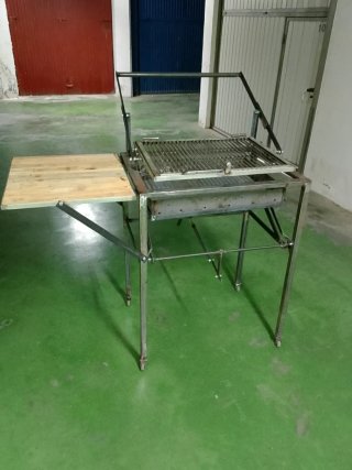 Barbacoa giratoria de metal y madera