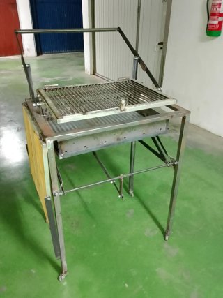 Barbacoa giratoria de metal y madera