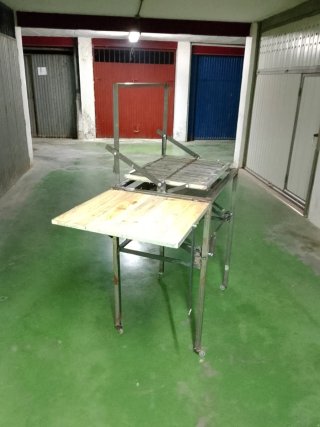 Barbacoa giratoria de metal y madera