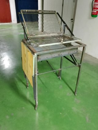 Barbacoa giratoria de metal y madera