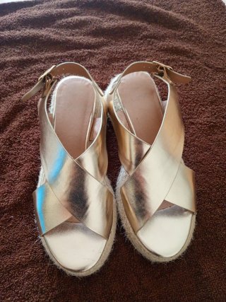 Sandalias doradas cuña esparto
