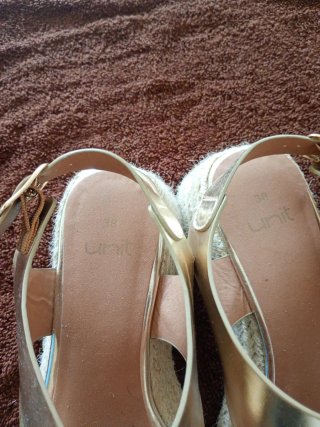 Sandalias doradas cuña esparto