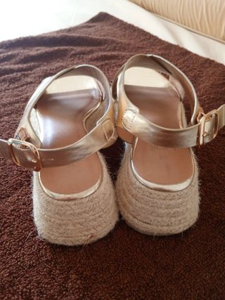 Sandalias doradas cuña esparto