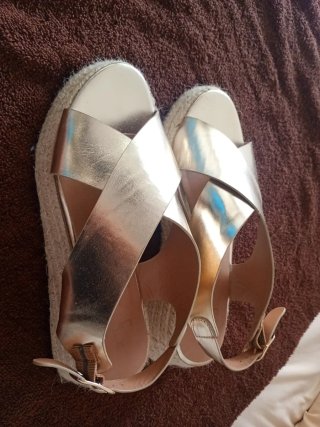 Sandalias doradas cuña esparto