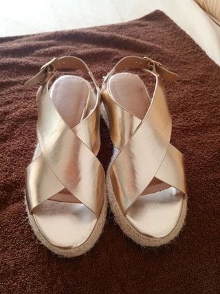 Sandalias doradas cuña esparto