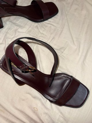 Tacones marrones con hebilla dorada