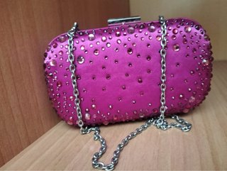 Cartera de fiesta fucsia con pedrería