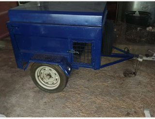Remolque de caza azul con 3 compartimentos
