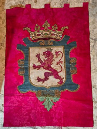 Pendón antiguo con Leon bordado