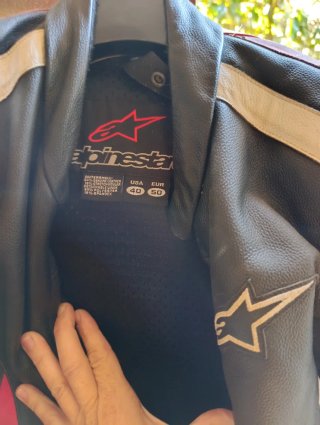 Mono Alpinestars Cuero Negro Rojo Blanco. Talla 50