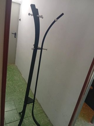 Perchero de pie negro