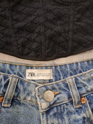 Conjunto Top Corsé Negro y Shorts Vaqueros