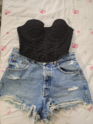 Conjunto Top Corsé Negro y Shorts Vaqueros