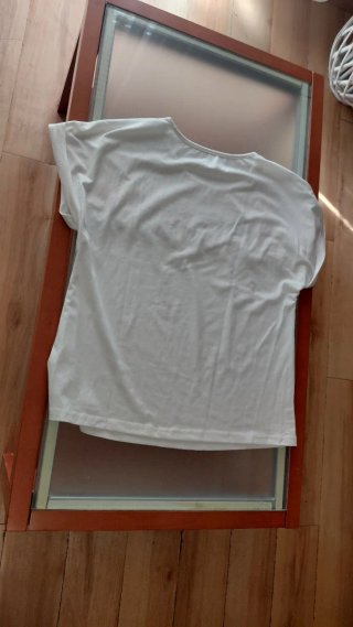 Camiseta blanca con apliques crochet