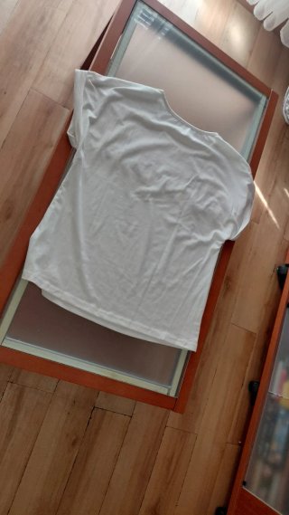 Camiseta blanca con apliques crochet