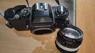 Nikkormat EL Cámara Analógica Negra