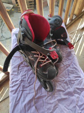 Patines en línea grises y rojos