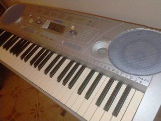 Teclado Yamaha  PSR 275 Plateado y gris
