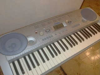 Teclado Yamaha  PSR 275 Plateado y gris