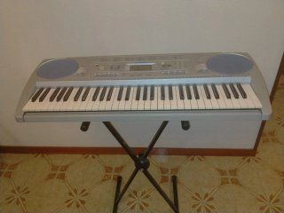 Teclado Yamaha  PSR 275 Plateado y gris