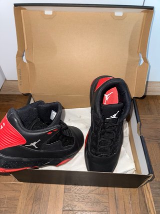 Zapatillas Jordan Negras y Rojas